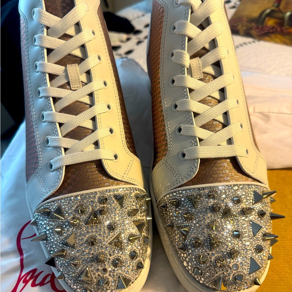 Christian Louboutin VARSILOU PIK PIK STRASS DUO
SUADE/JACQ
COLOR WHITE/ROCA
45.5